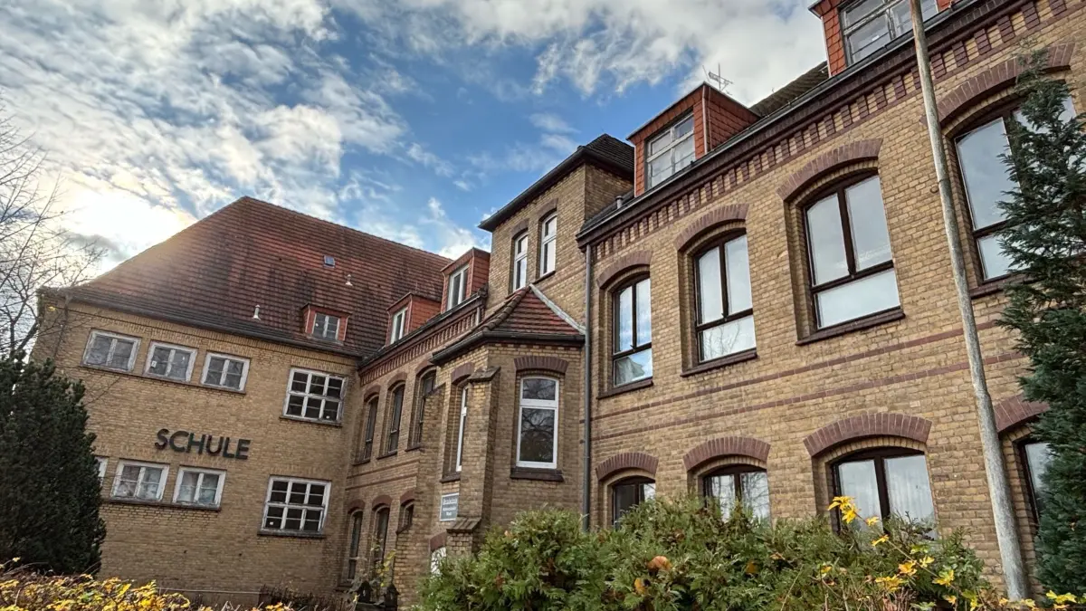 Blick auf einen Teil des Schulkomplexes in Schwarzheide-West. Seit 22 Jahren wird dort nicht mehr unterrichtet. Jetzt soll ein Ausbildungspensionat entstehen.