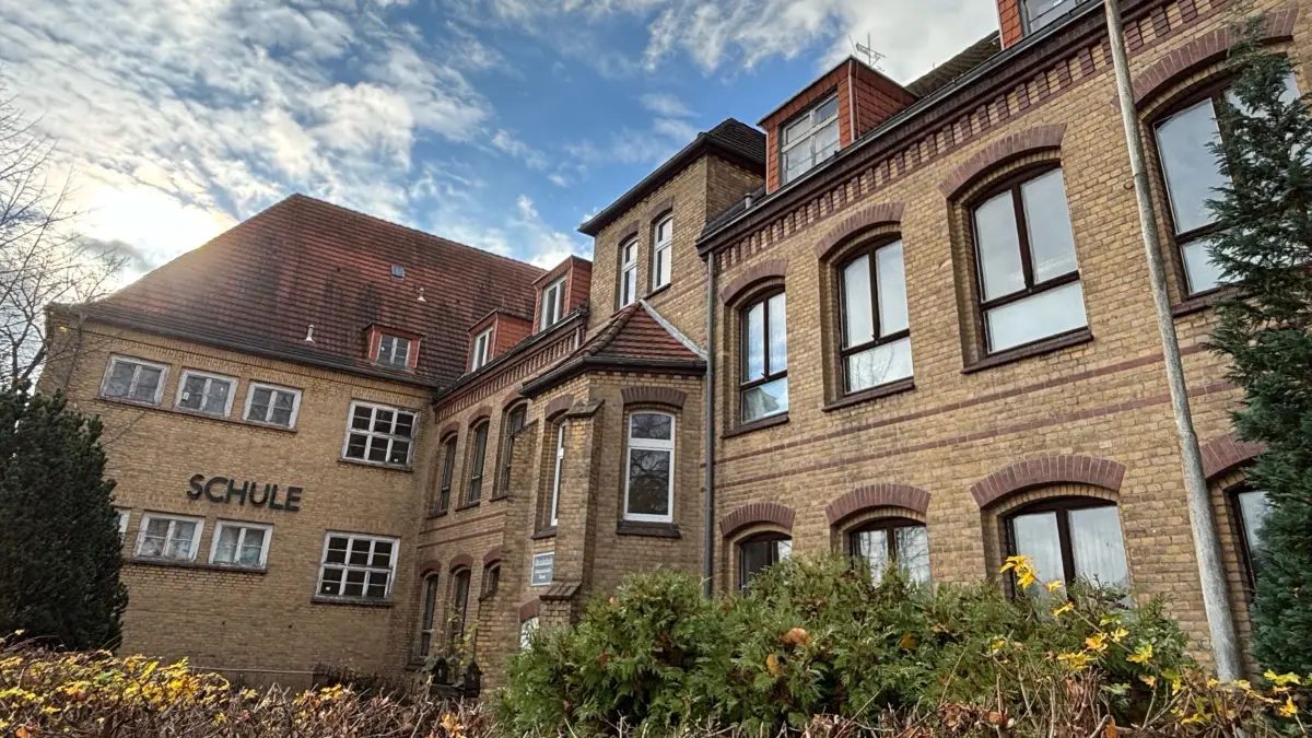 Blick auf einen Teil des Schulkomplexes in Schwarzheide-West. Seit 22 Jahren wird dort nicht mehr unterrichtet. Jetzt soll ein Ausbildungspensionat entstehen.