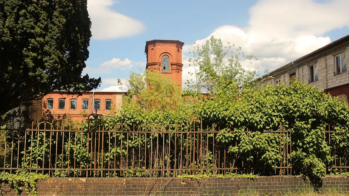 Vergessene Industrie aus DDR-Zeiten: An der Kirchturmstraße in Forst befand sich einst die Tuchfabrik der Gebrüder Brink KG. An ihre Geschichte erinnert nun ein Buch. +++ nur für Journal-Artikel zu den "Machern der Tuche" zu benutzen +++