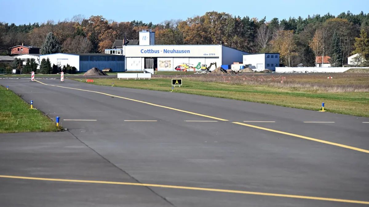 Flugplatz Neuhausen Einweihung: Luftaufnahme vom 6. November 2025
Die umfangreichen Investitionen auf dem Verkehrslandeplatz Cottbus/Neuhausen sind umgesetzt, und am Donnerstagnachmittag ist er feierlich eingeweiht worden. Dank der umfangreichen Mittel aus dem Strukturwandel-Fonds des Bundeslandes Brandenburg, rund 9,6 Millionen Euro Strukturstärkungsmittel, (Gesamtkosten 10,75 Millionen Euro) wurden eine asphaltierte Start- und Landebahn (1080m x 23m) geschaffen, um eine ganzjährige witterungsunabhängige Nutzung zu ermöglichen, das Vorfeld befestigt, neue Rollwege für Flugzeuge sind entstanden, und eine neue Tankstelle für Flugzeugbenzin steht zur Verfügung. Der Flugplatz soll künftig enger Kooperationspartner des Deutschen Zentrums für Luft- und Raumfahrt (DLR) mit seinen Cottbuser Instituten für CO2-arme Industrieprozesse und Elektrifizierte Luftfahrtantriebe sowie der Brandenburgischen Technischen Universität Cottbus-Senftenberg (BTU) sein.