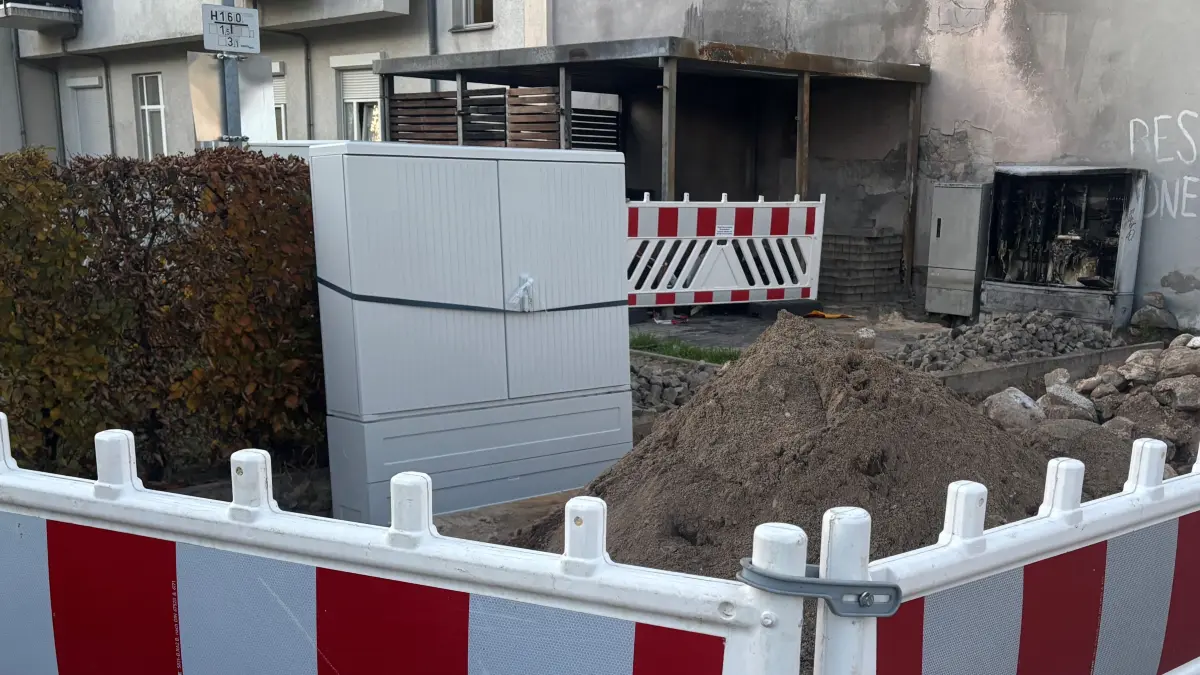 Bei einem Brand in der Innenstadt von Forst wurde ein Schaltkasten für die Stromversorgung zerstört. Nun steht ein neuer Schaltschrank bereit. Der Strom muss aber noch mal unterbrochen werden.