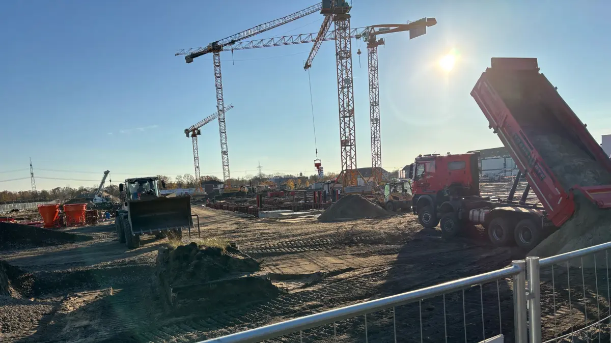 Imposant präsentiert sich schon jetzt die Großbaustelle für das Leistungszentrum Lausitz von der Naundorfer Straße in Schwarzheide.