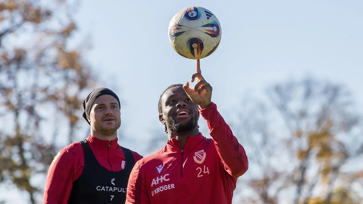 3. Liga - 2025/2026 - FC Energie Cottbus: Cottbus, Deutschland 06. November 2025:
3. Liga - 2025/2026 - FC Energie Cottbus - Training
Im Bild: v.l. Timmy Thiele (Energie Cottbus) und Anderson Lucoqui (Energie Cottbus)