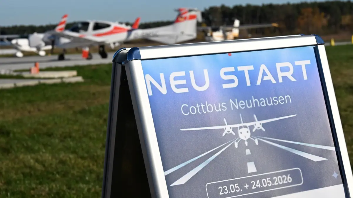 Flugplatz Neuhausen Einweihung: Am 23. und 24. Mai 2026 wird es in Neuhausen ein Flugplatzfest mit Flugshows geben.
Die umfangreichen Investitionen auf dem Verkehrslandeplatz Cottbus/Neuhausen sind umgesetzt, und am Donnerstagnachmittag ist er feierlich eingeweiht worden. Dank der umfangreichen Mittel aus dem Strukturwandel-Fonds des Bundeslandes Brandenburg, rund 9,6 Millionen Euro Strukturstärkungsmittel, (Gesamtkosten 10,75 Millionen Euro) wurden eine asphaltierte Start- und Landebahn (1080m x 23m) geschaffen, um eine ganzjährige witterungsunabhängige Nutzung zu ermöglichen, das Vorfeld befestigt, neue Rollwege für Flugzeuge sind entstanden, und eine neue Tankstelle für Flugzeugbenzin steht zur Verfügung. Der Flugplatz soll künftig enger Kooperationspartner des Deutschen Zentrums für Luft- und Raumfahrt (DLR) mit seinen Cottbuser Instituten für CO2-arme Industrieprozesse und Elektrifizierte Luftfahrtantriebe sowie der Brandenburgischen Technischen Universität Cottbus-Senftenberg (BTU) sein.