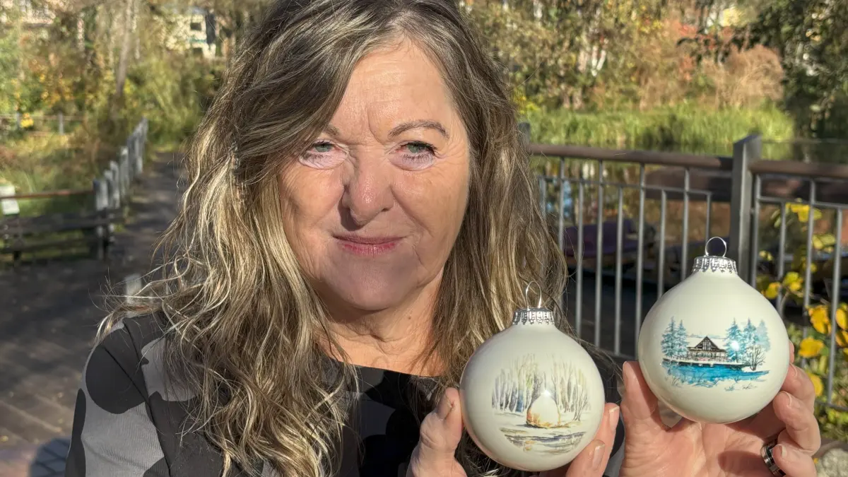 Künstlerin Sylvia Matthes mit neuen Lübbener Adventsbaumkugeln.