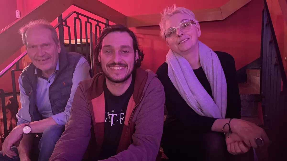 Zwei Generationen auf der Kinotreppe im Weltspiegel Finsterwalde: Max Siegert (M.) mit seinen Eltern Torsten und Sabine Siegert.