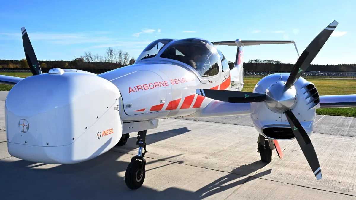 Flugplatz Neuhausen Einweihung: Ein Kleinflugzeug vom Typ Airborne Sensors auf dem neuen Vorfeld
Die umfangreichen Investitionen auf dem Verkehrslandeplatz Cottbus/Neuhausen sind umgesetzt, und am Donnerstagnachmittag ist er feierlich eingeweiht worden. Dank der umfangreichen Mittel aus dem Strukturwandel-Fonds des Bundeslandes Brandenburg, rund 9,6 Millionen Euro Strukturstärkungsmittel, (Gesamtkosten 10,75 Millionen Euro) wurden eine asphaltierte Start- und Landebahn (1080m x 23m) geschaffen, um eine ganzjährige witterungsunabhängige Nutzung zu ermöglichen, das Vorfeld befestigt, neue Rollwege für Flugzeuge sind entstanden, und eine neue Tankstelle für Flugzeugbenzin steht zur Verfügung. Der Flugplatz soll künftig enger Kooperationspartner des Deutschen Zentrums für Luft- und Raumfahrt (DLR) mit seinen Cottbuser Instituten für CO2-arme Industrieprozesse und Elektrifizierte Luftfahrtantriebe sowie der Brandenburgischen Technischen Universität Cottbus-Senftenberg (BTU) sein.