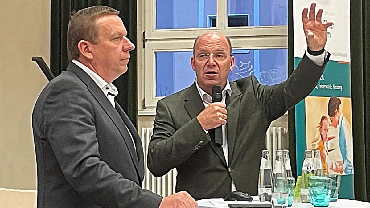 Landrat Christian Jaschinski folgt am 22. Oktober 2025 in Finsterwalde den mitreißenden Ausführungen des EE-Klinikum-Geschäftsführers Michael Winkler