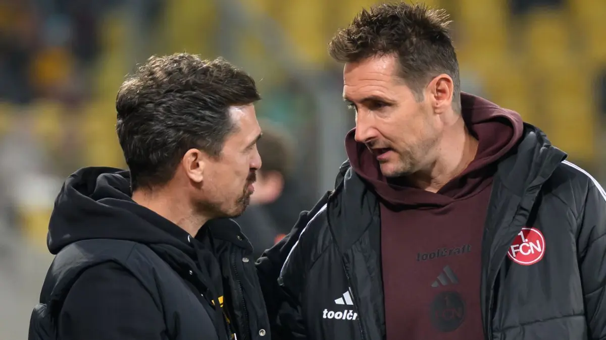 SG Dynamo Dresden - 1. FC Nürnberg: 07.11.2025, Sachsen, Dresden: Fußball: 2. Bundesliga, SG Dynamo Dresden - 1. FC Nürnberg, 12. Spieltag, Rudolf-Harbig-Stadion, Trainer Thomas Stamm (l, Dynamo Dresden) und Trainer Miroslav Klose (1.FC Nürnberg) begrüßen sich vor dem Spiel. Foto: Robert Michael/dpa - WICHTIGER HINWEIS: Gemäß den Vorgaben der DFL Deutsche Fußball Liga bzw. des DFB Deutscher Fußball-Bund ist es untersagt, in dem Stadion und/oder vom Spiel angefertigte Fotoaufnahmen in Form von Sequenzbildern und/oder videoähnlichen Fotostrecken zu verwerten bzw. verwerten zu lassen. +++ dpa-Bildfunk +++