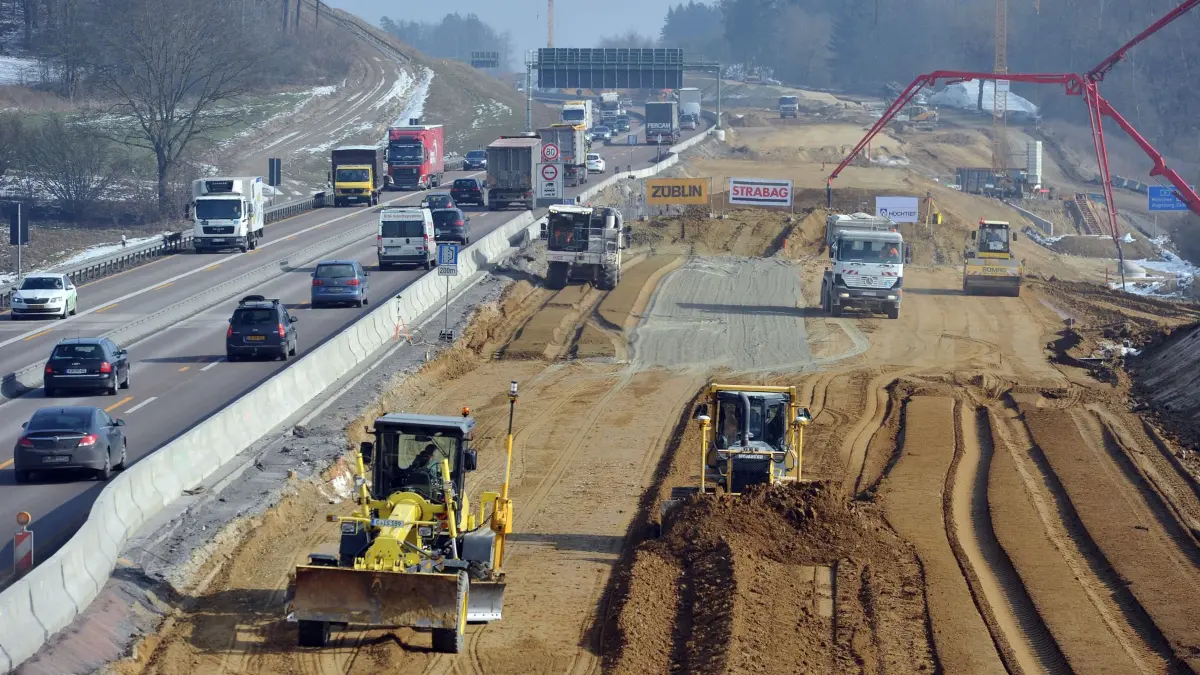 Baustelle: ARCHIV - 19.02.2015, Bayern, Zusmarshausen: Blick auf die Baustelle an der Autobahn 8 (Augsburg-Ulm). (zu dpa: «Mehr Tempo bei Verkehrsprojekten: Ministerium legt Reformpläne vor») Foto: Stefan Puchner/dpa +++ dpa-Bildfunk +++