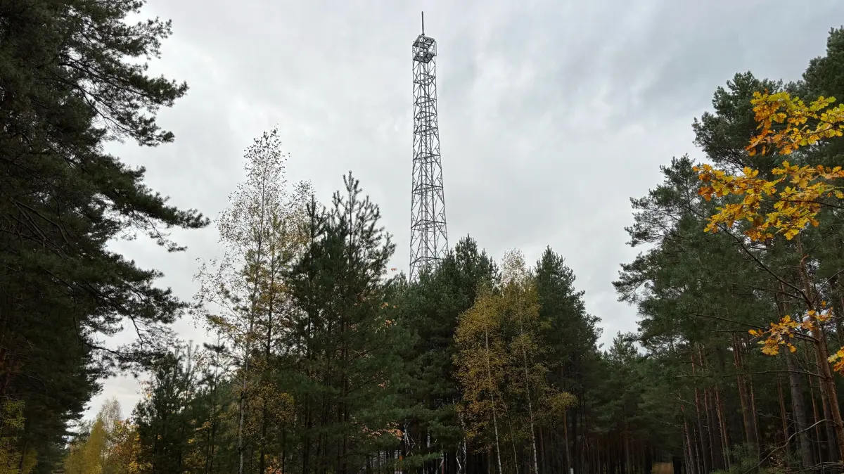 Nordwestlich von Bärwalde befindet sich seit kurzem dieser Turm. Er steht genau auf der Grenze des Truppenübungsplatzes Oberlausitz.