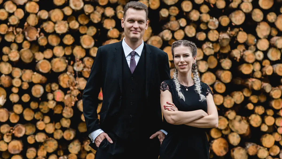 Lucie Töpfer und Sebastian Kießling haben gemeinsam die Firma Pyropower in Cottbus gegründet. Ihr Ziel: die Lausitz mit Pflanzenkohle und grünem Strom in der Energiewende voranbringen.
