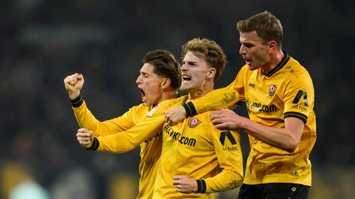 SG Dynamo Dresden - 1. FC Nürnberg: 07.11.2025, Sachsen, Dresden: Fußball: 2. Bundesliga, SG Dynamo Dresden - 1. FC Nürnberg, 12. Spieltag, Rudolf-Harbig-Stadion, Dominik Kother (M, Dynamo Dresden) jubelt nach seinem Tor zum 1:1 mit Jan-Hendrik Marx (l, Dynamo Dresden) und Christoph Daferner (Dynamo Dresden). Foto: Robert Michael/dpa - WICHTIGER HINWEIS: Gemäß den Vorgaben der DFL Deutsche Fußball Liga bzw. des DFB Deutscher Fußball-Bund ist es untersagt, in dem Stadion und/oder vom Spiel angefertigte Fotoaufnahmen in Form von Sequenzbildern und/oder videoähnlichen Fotostrecken zu verwerten bzw. verwerten zu lassen. +++ dpa-Bildfunk +++