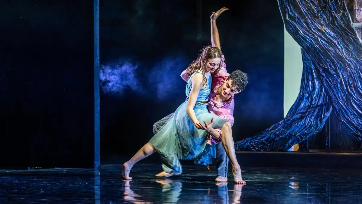 Abschenbrödel - Ballett am Staatstheater: Die Tänzerin Kate Farley als Aschenbrödel und der Tänzer Jorge Concepción Leal als Junger Mann George tanzen bei einer Fotoprobe für das Ballettstück «Aschenbrödel» auf der Bühne im Großen Haus des Staatstheaters Cottbus.
Die choreografische Uraufführung feiert am 8. November Premiere.