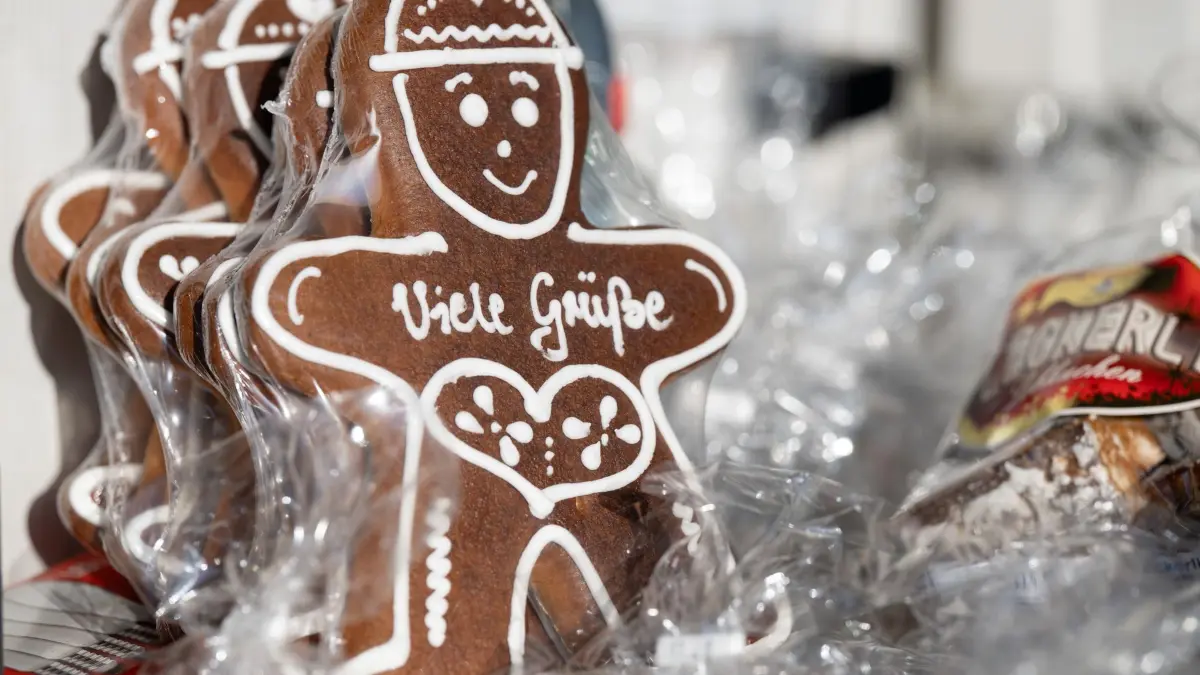 Pulsnitzer Pfefferkuchenmarkt: 07.11.2025, Sachsen, Pulsnitz: Lebkuchen liegen auf dem 21. Pulsnitzer Pfefferkuchenmarkt an einem Verkaufsstand. Der Markt findet vom 07. bis 09. November 2025 statt. Die Pulsnitzer Bürger besitzen seit 1558 das Privileg, Pfefferkuchen backen zu dürfen. Foto: Sebastian Kahnert/dpa +++ dpa-Bildfunk +++
