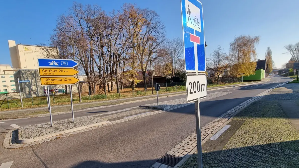Abzweig am Kreisverkehr nahe dem Bahnhof und der Kümmelmühle in Vetschau in die Juri-Gagarin-Straße. Ab Montag wird die Straße zur Baustelle.