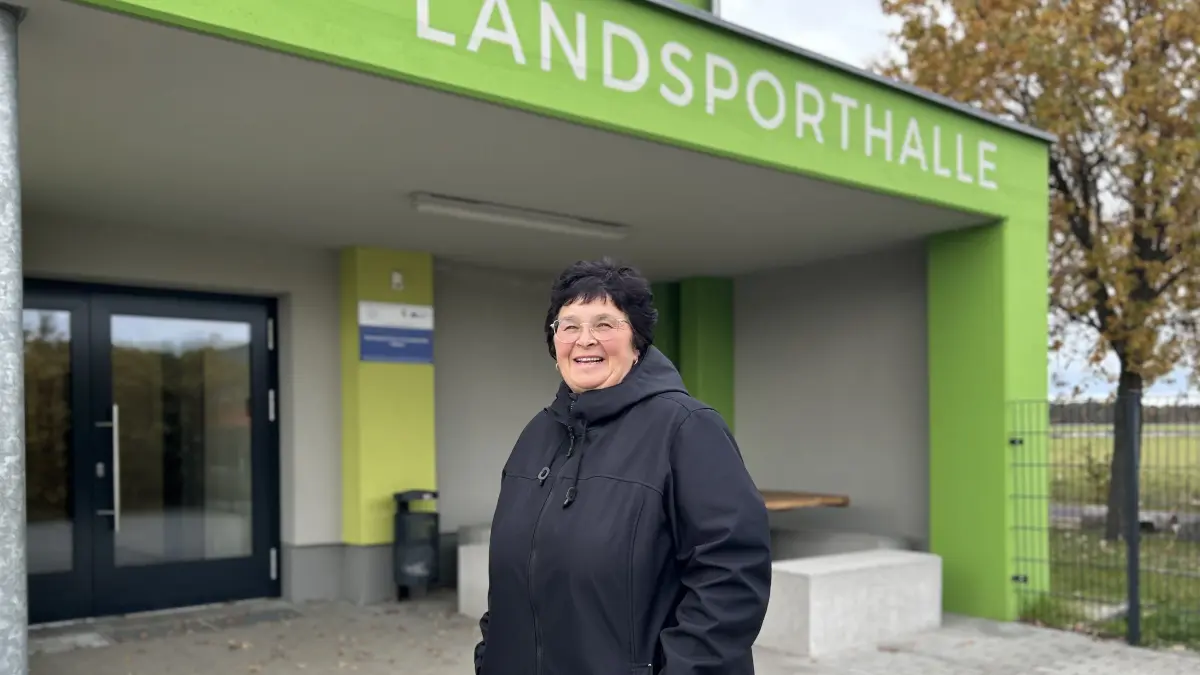Petra Pietrus ist Schulleiterin der Lindengrundschule in Missen, gibt aber auch Sportunterricht. Die Landsporthalle im Hintergrund ist deshalb ein Herzensprojekt.