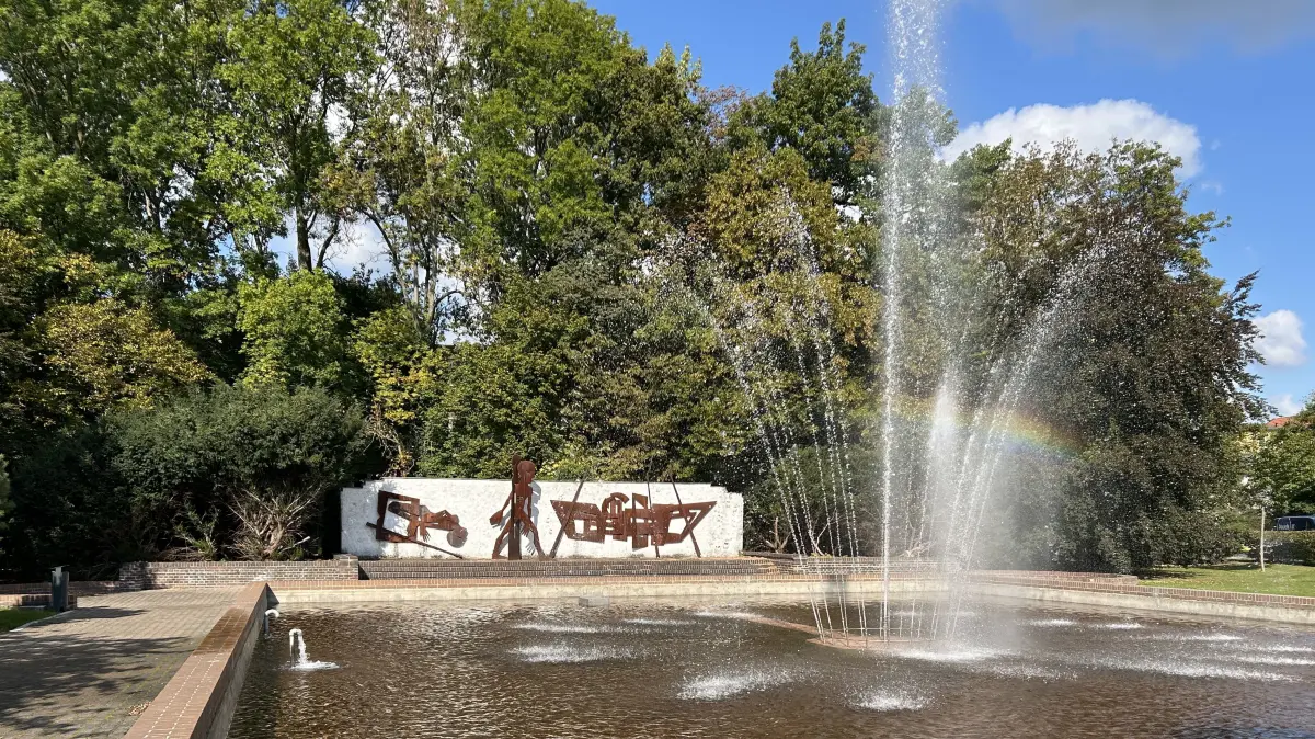 Der Springbrunnen am Langen Damm ist repariert und mittlerweile im Winterschlaf. Kennen Sie eigentlich die Skulpturen im Hintergrund?