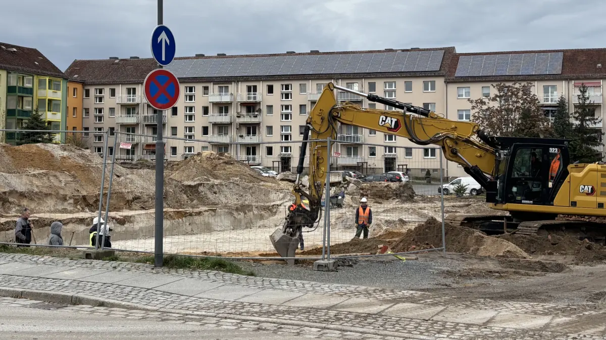 Noch immer ist das Baufeld für das neue Schulhaus an der Wirthstraße nicht frei. Alte Kellergewölbe wurden entdeckt und werden erst dokumentiert.