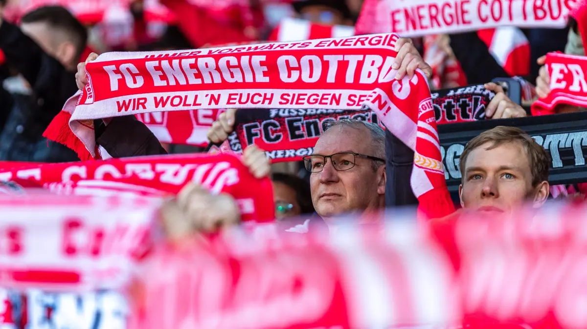 3. Liga Saison 2025/26 FC Energie Cottbus vs. VfL Osnabrück: Fußball: Dritte Liga, FC Energie Cottbus - VfL Osnabrück, LEAG Energie Stadion: Fans des FC Energie Cottbus schwenken Schals.