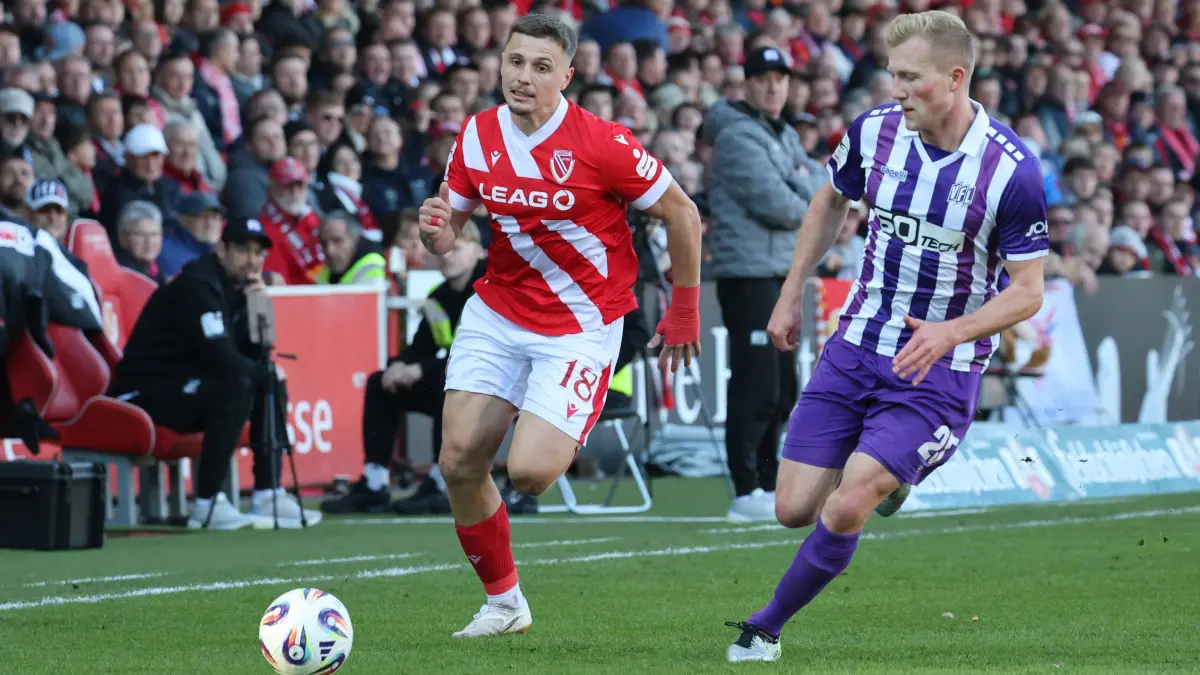Fussball 3. Liga 2025/2026 FC Energie Cottbus - VfL Osnabrück: 18 Erik Engelhardt (Energie Cottbus, l.), 25 Niklas Wiemann (Osnabrück)