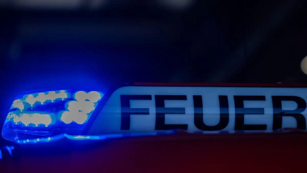 Feuerwehr Symbolbild: ARCHIV - 11.01.2024, Nordrhein-Westfalen, Leverkusen: Ein Blaulicht leuchtet auf einem Feuerwehrwagen in der Hauptfeuer- und Rettungswache der Feuerwehr. (zu dpa: «45-Jähriger schwer verletzt nach Verpuffung») Foto: Rolf Vennenbernd/dpa +++ dpa-Bildfunk +++
