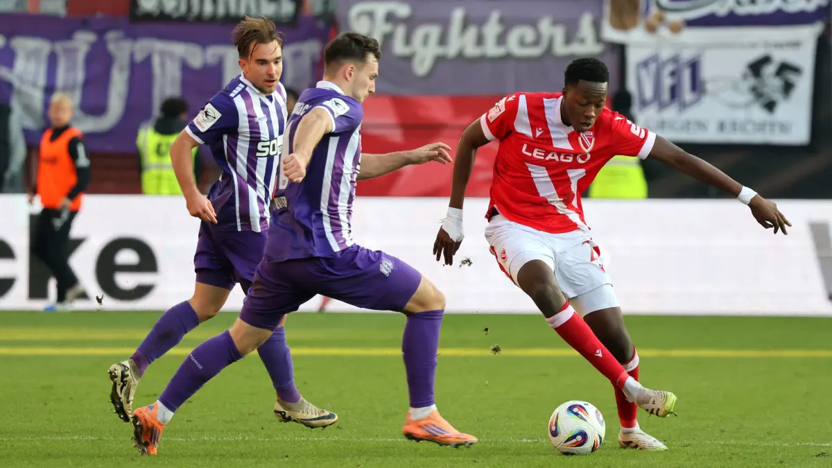 Fussball 3. Liga 2025/2026 FC Energie Cottbus - VfL Osnabrück: 11 Robin Meißner (Osnabrück, M.) im Duell mit 2 King Manu (Energie Cottbus)