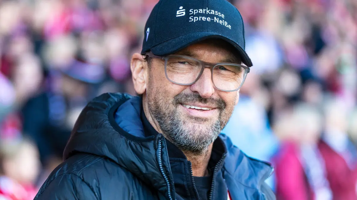 3. Liga Saison 2025/26 FC Energie Cottbus vs. VfL Osnabrück: Fußball: Dritte Liga, FC Energie Cottbus - VfL Osnabrück, LEAG Energie Stadion: Cheftrainer Claus-Dieter Wollitz (FC Energie Cottbus) steht im Stadion.