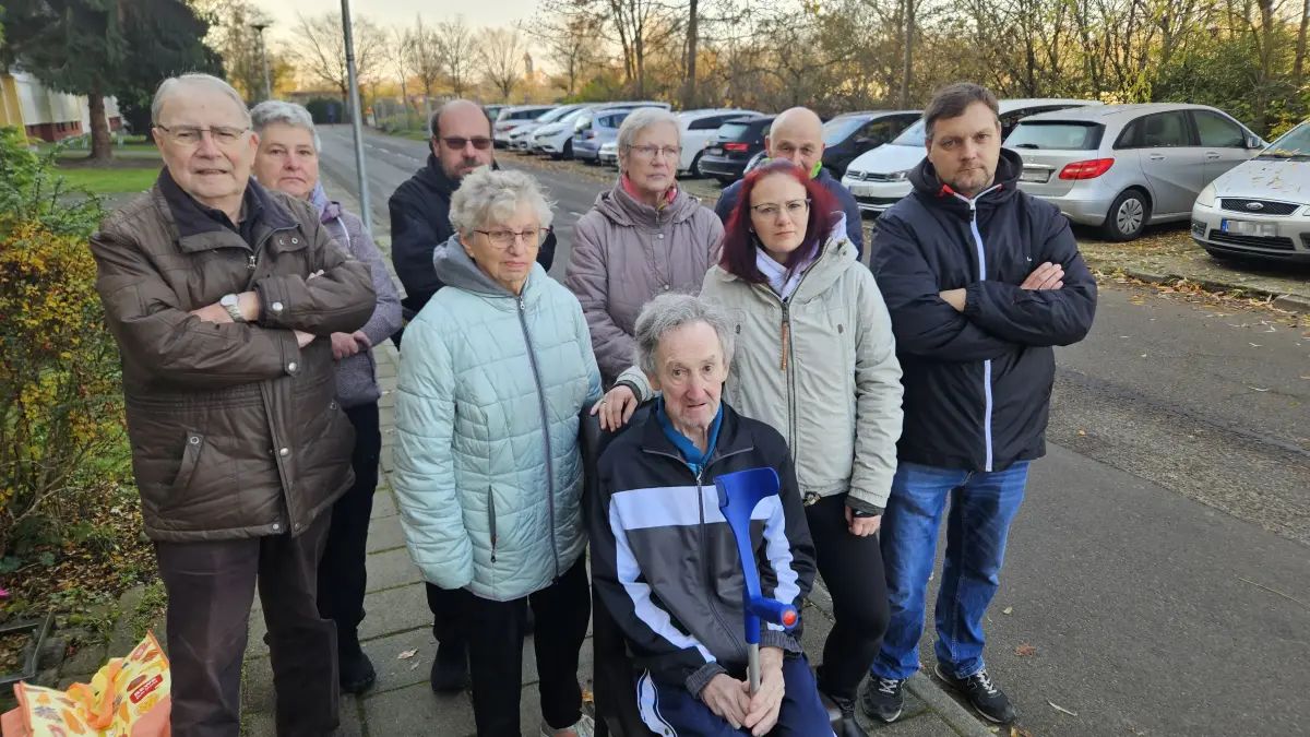Hartmut Peter (72, Mitte) und seine Nachbarn vor der Usedomer Straße in Senftenberg: Die angespannte Parksituation macht insbesondere älteren und gehbehinderten Anwohnern ebenso wie Schichtarbeitern und Großfamilien das Leben schwer.