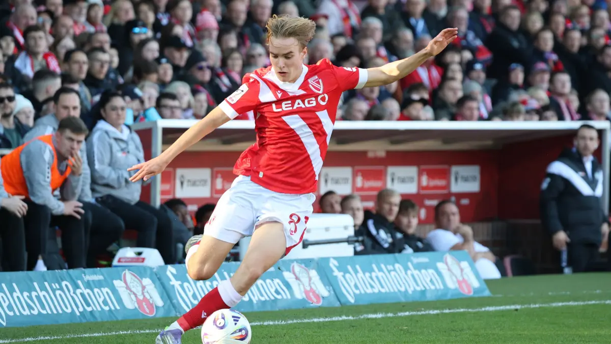 Fussball 3. Liga 2025/2026 FC Energie Cottbus - VfL Osnabrück: 8 Lukas Michelbrink (Energie Cottbus)