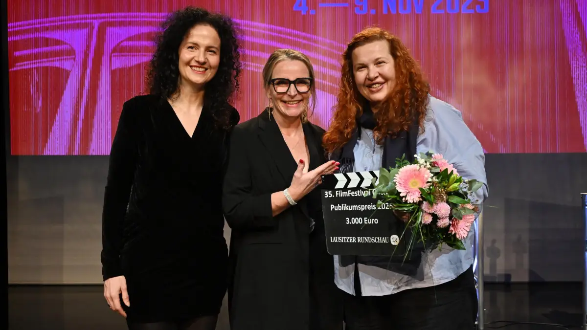 Filmfestival 2025 Preisverleihung: Redaktionsleiterin Angela Boll (m.) übergab den Publikumspreis an Regisseurin Ivona Juka (r) und an Produzentin Anita Juka (l)
Filmfestival Cottbus: Feierliche Preisverleihung am Samstagabend im Piccolo Theater
Regisseurin Ivona Juka ist die große Gewinnerin des 35. FilmFestival Cottbus. Ihr Film „BEAUTIFUL EVENING, BEAUTIFUL DAY“ (HR/PL/CA/CY/BA, 2024, 137 Min) gewann sowohl den mit 15.000 EUR dotierten Hauptpreis als bester Film als auch den von der Lausitzer Rundschau gestifteten und mit 3.000 Euro dotierten Publikumspreis.