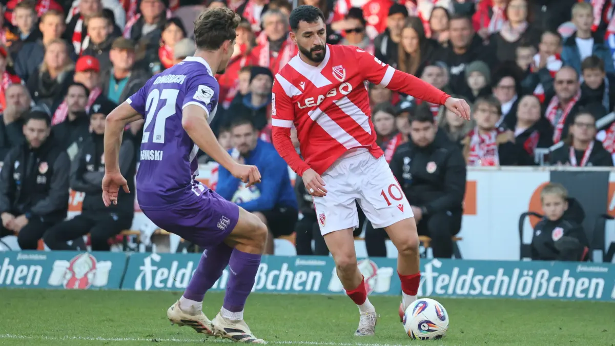 Fussball 3. Liga 2025/2026 FC Energie Cottbus - VfL Osnabrück: 10 Tolcay Cigerci (Energie Cottbus, r.)