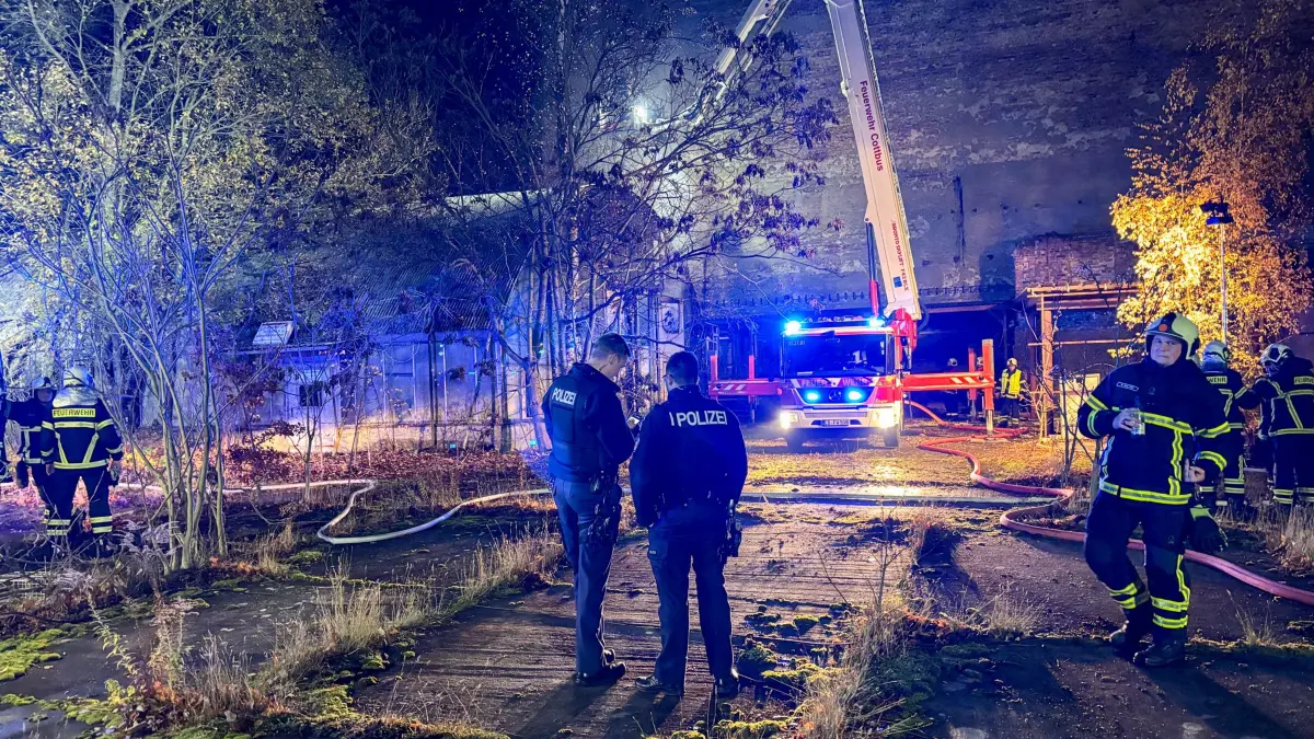 Brand in Forst: Die Feuerwehr löscht ein leerstehendes Gebäude in der Gubener Straße.