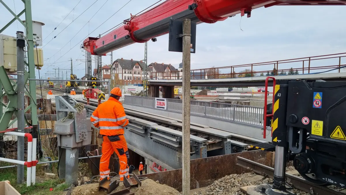 Mit einem Schienenkran wurden in Lübbenau die vier schweren Bauteile einer Behelfsbrücke ausgebaut.