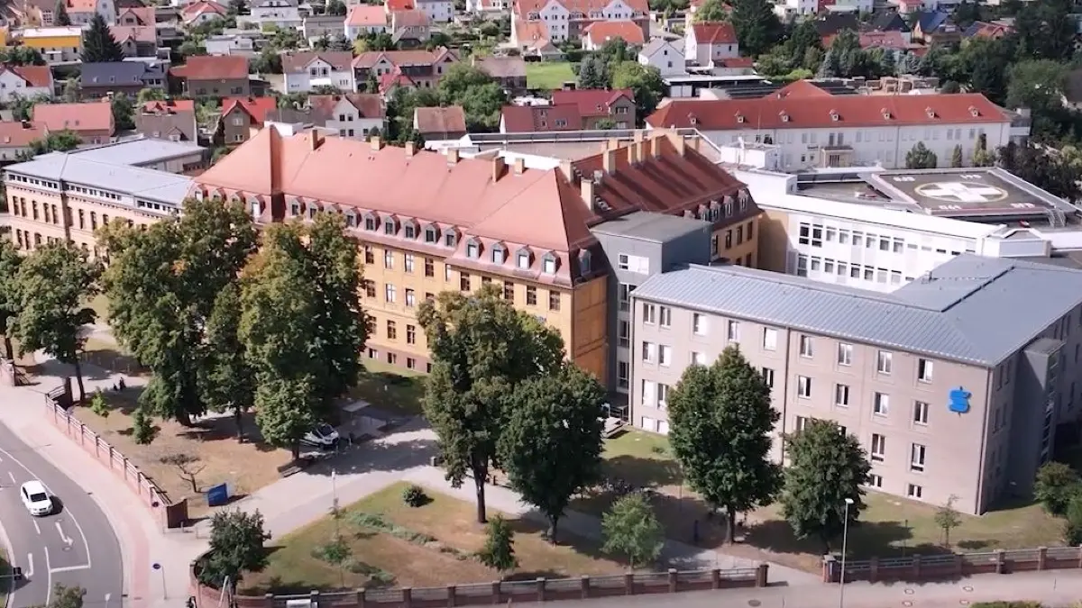 Das Krankenhaus Senftenberg feiert sein 135. Jubiläum. Seit November 1890 finden Patienten dort Hilfe bei gesundheitlichen Problemen. Die Geschichte des Hauses ist geprägt vom Wandel und Wachsen – und sie ist eng mit der Entwicklung der Region verwoben. Heute ist hier die Zukunft der Medizin in Senftenberg zu Hause.