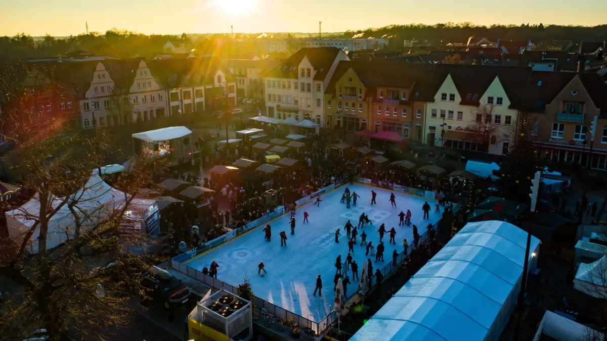 Adventsmarkt mit Eislaufbahn in Lübben auf dem Markt.