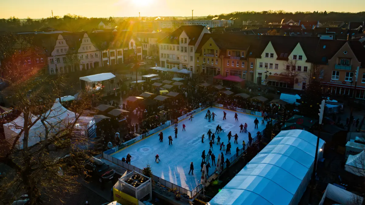 Adventsmarkt mit Eislaufbahn in Lübben auf dem Markt.