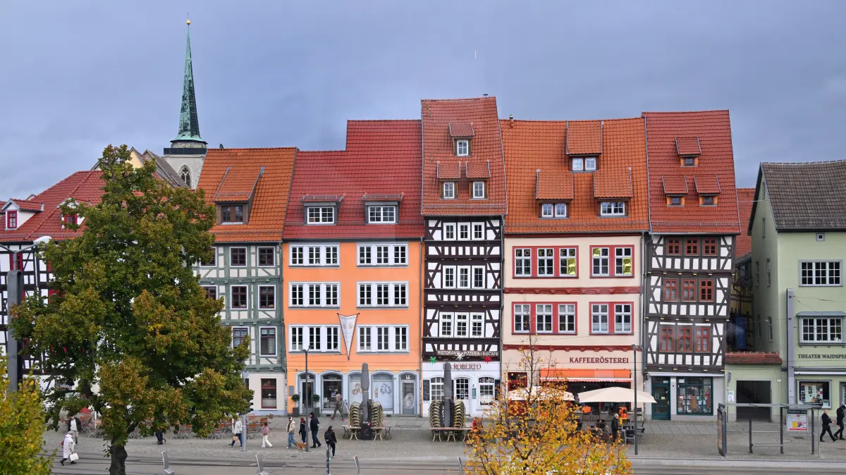 Herbstlich färbt sich das Laub der Bäume am Domplatz mit den sanierten Fachwerkhäusern. Ein Sturmtief zieht an diesem Tag über Sachsen, Sachsen-Anhalt und Thüringen hinweg. In den nächsten Tagen wird es den Meteorologen zufolge weniger windig, aber es soll grau und verregnet bleiben. +++ dpa-Bildfunk +++