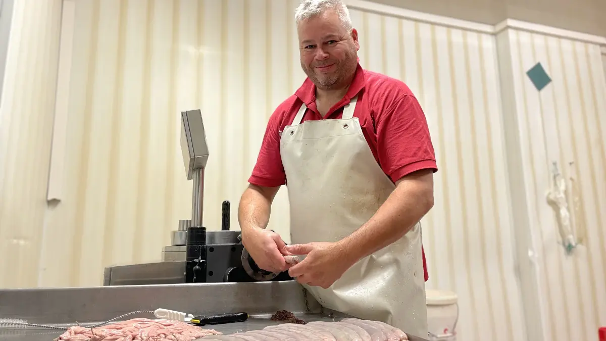 Sven Wieder, Fleischermeister in der Fleischerei Koreng in Lübbenau, produziert am 10.11.2025 Grützwurst im Naturdarm.