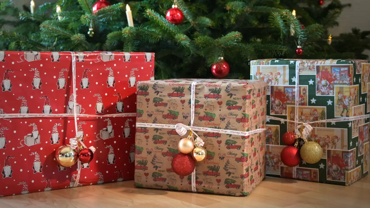 Geschenke stehen unter einem Weihnachtsbaum. +++ dpa-Bildfunk +++