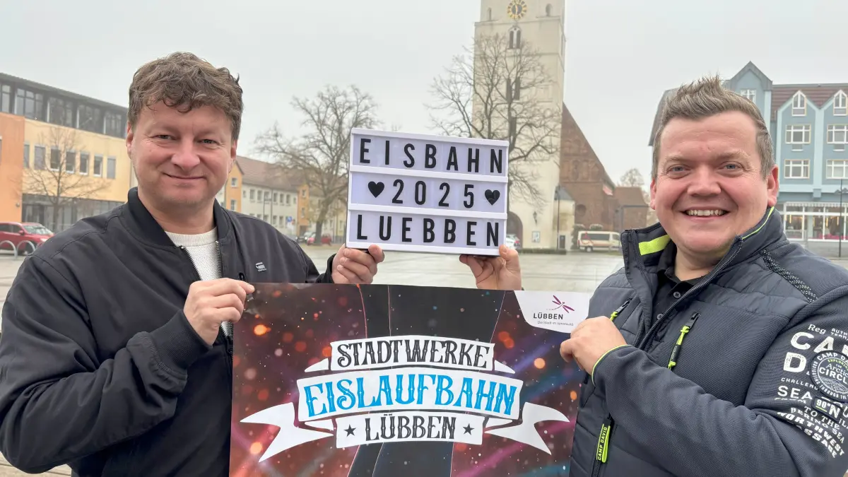 Andreas Biedenweg, re., Inhaber vom Restaurant La Casa in Lübben, und André Matthes von Nachtflug Eventproduktion in Lübben, freuen sich auf die neue Eisbahnsaison in Lübben.