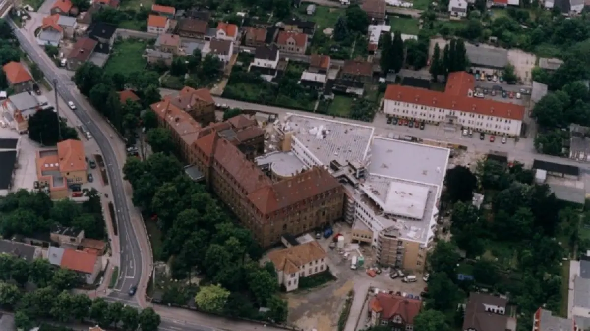 Ab Juni 1998 wird wieder erweitert: Innerhalb von zwei Jahren entsteht ein Anbau, in dem OP-Bereich, Intensivstation und Notaufnahme einen Platz finden.