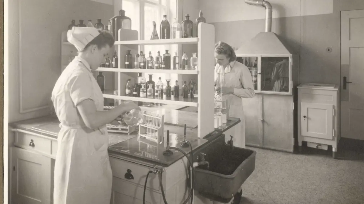 Schon sehr früh ist das Senftenberger Krankenhaus für seine moderne Medizin bekannt: Nach dem Ende des Ersten Weltkrieges wird ein medizinisches Labor eingerichtet.