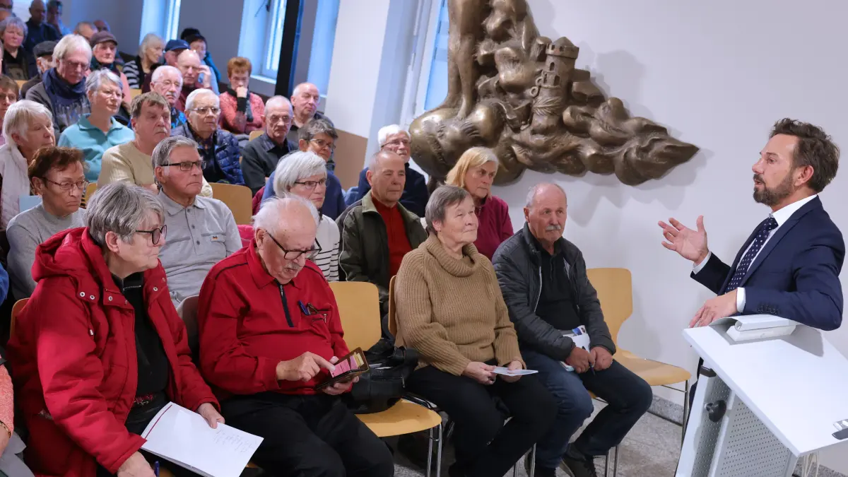 Herztag 2024: Chefkardiologe Prof. Dr. Guido Matschuck (r.) im Gespräch mit den vielen Besuchern des Senftenberger Herztages. Am 13.11.2025 ist es wieder soweit.