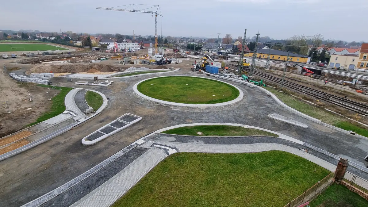 Nordkopf-Kreisverkehr mit vier Abzweigen auf der Neustadtseite von Lübbenau. Von hier kann später in die Neustadt, in die Güterbahnhofstraße (L49), in die Altstadt über die Straßenunterführung und Richtung Lübben abgebogen werden.