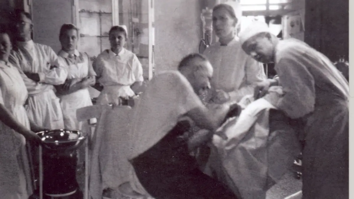 Professor Max Grauhan prägt als Ärztlicher Direktor das Haus: 1941 führt er die erste Knochennagelung in Senftenberg unter den Augen der Schwestern und Ärzte durch.