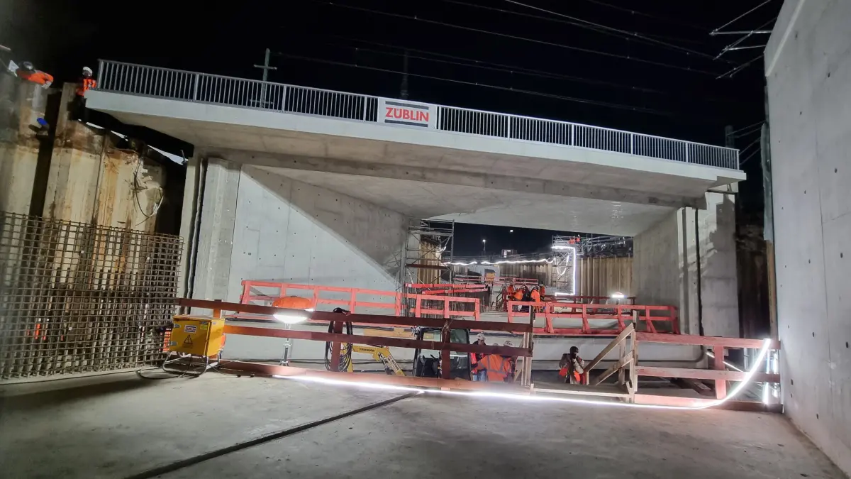 Die Aufnahme von Sonntagabend (9. November) zeigt das Brückenbauwerk kurz vor Beendigung des Einschubs. RE7, RE2 und Güterzüge fahren künftig über das Bauwerk, darunter rollt der Straßenverkehr.