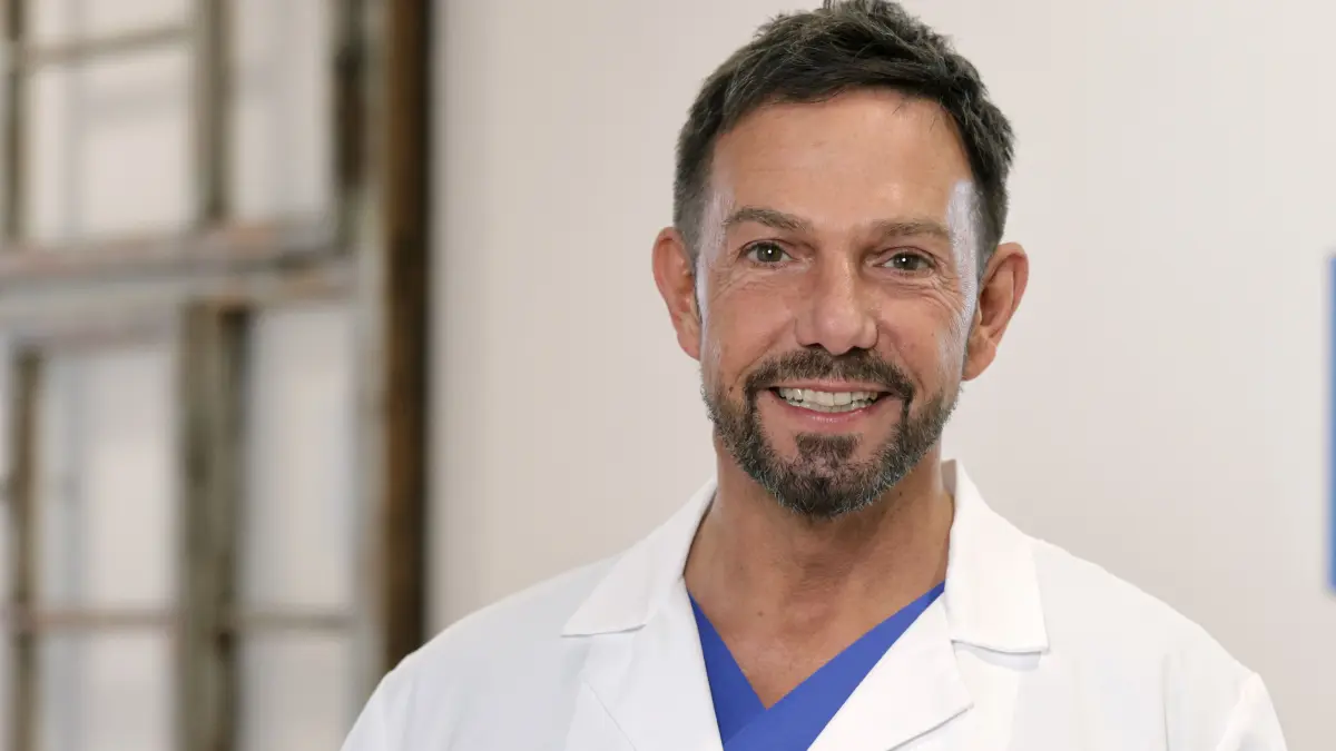 Prof. Dr. Guido Matschuck ist Chefkardiologe in den Sana Klinken Niederlausitz. Gemeinsam mit seinem kompetenten Team aus Ärzten, Pflegekräften und Mitarbeitenden im Funktionsbereich rettet er Tag für Tag Lausitzer Herzen.