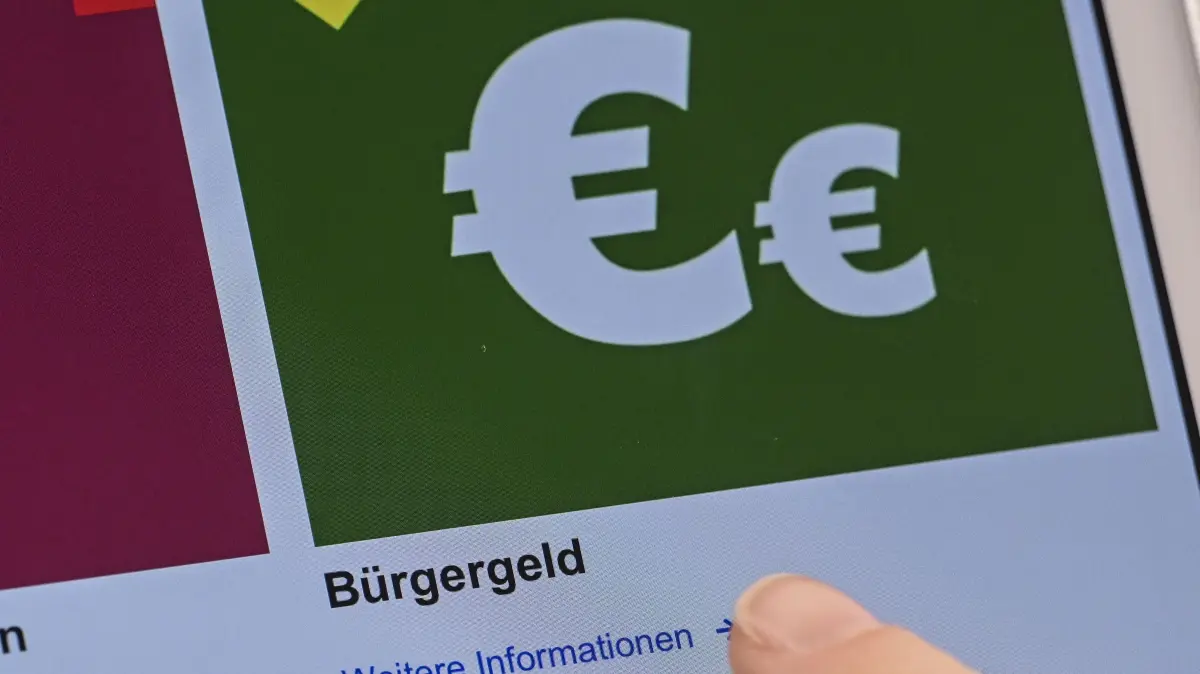 ILLUSTRATION - Auf einem Display im Jobcenter Lichtenberg werden Onlineangebote rund um das Bürgergeld abgerufen. (zu dpa: «Rechnungshof erwartet weiter stark steigenden Sozialetat») +++ dpa-Bildfunk +++