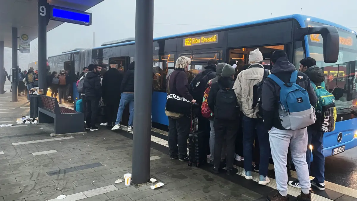 Bereits um 7.19 Uhr am ersten Montag der Streckensperrung auf der Linie RE2 drängeln sich die Fahrgäste in den Expressbus in Cottbus Richtung Lübben.